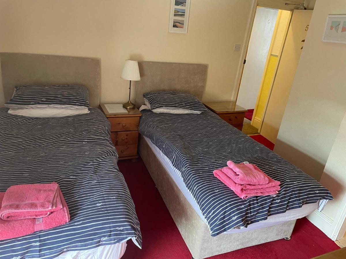 Robyn'S Guest House Скарбъро Екстериор снимка