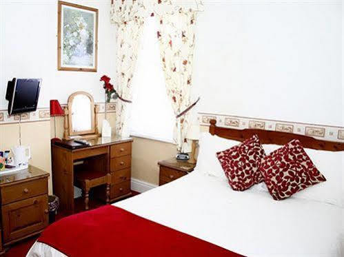 Robyn'S Guest House Скарбъро Екстериор снимка